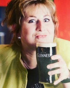 Diana trinkt Guinness