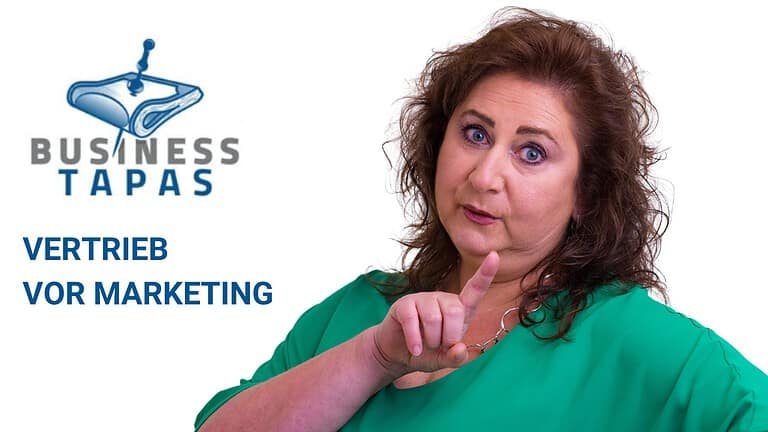 Startbild des Videos zum Thema Vertriebsstrategie mit dem Logo der Business Tapas, dem Videotitel und Business Coach Diana Walther.